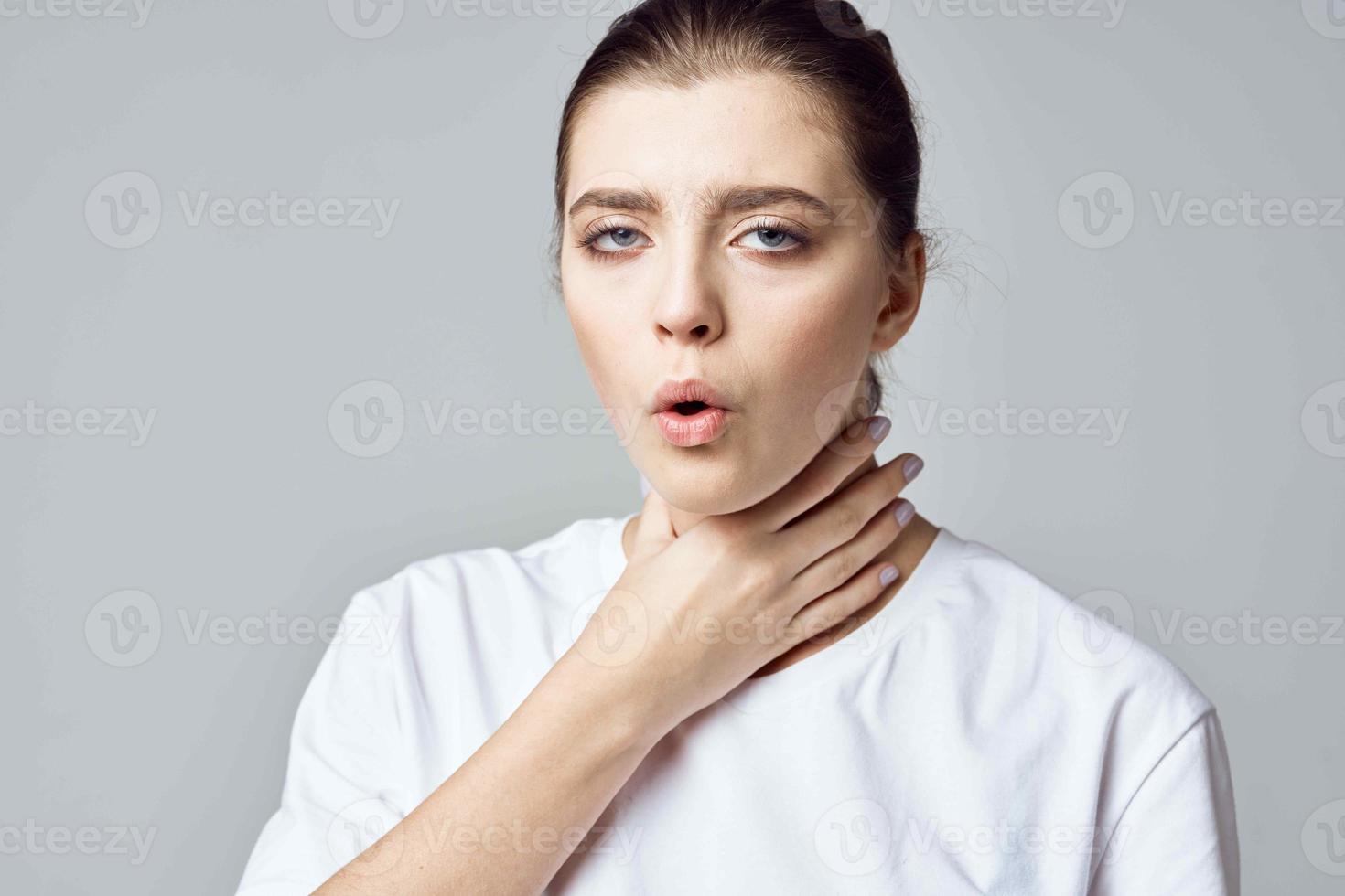 femme dans blanc T-shirt douleur santé problèmes traitement hôpital photo