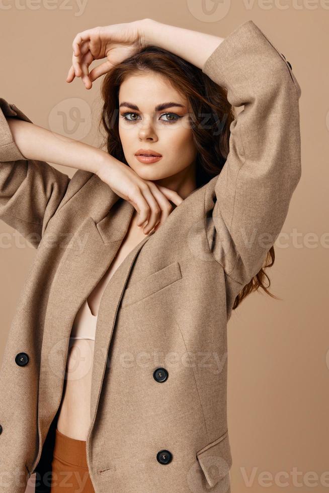 femme dans manteau attrayant Regardez produits de beauté mode studio photo