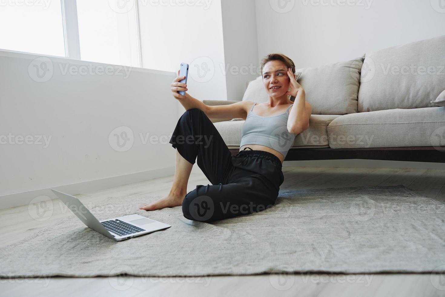 femme blogueur selfies sur téléphone, selfies et en ligne conversations pour suiveurs, adolescent développe social médias, pigiste de Accueil photo
