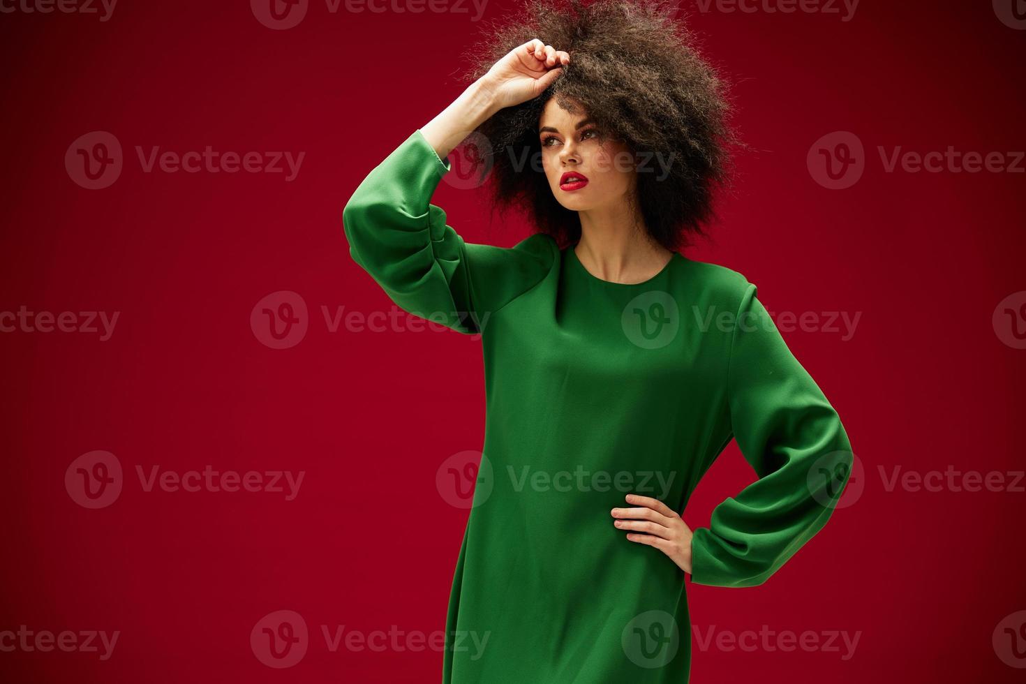 portrait de une femme dans une vert afro robe coiffure fermer photo