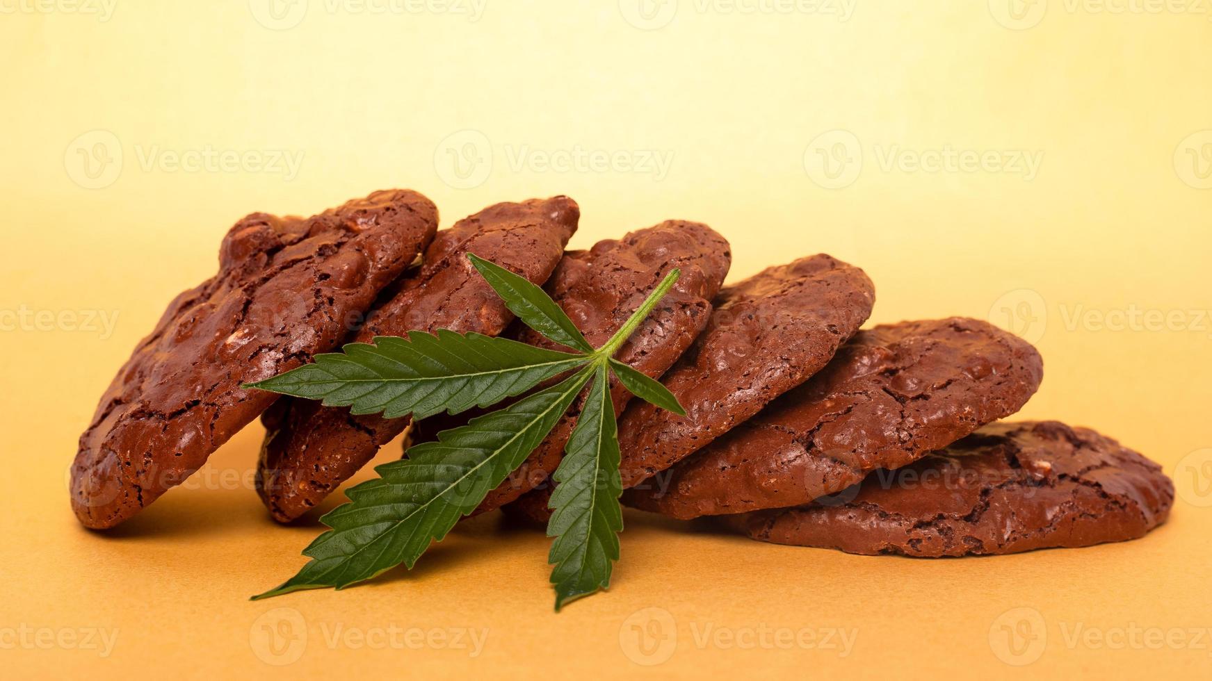 Cookies comestibles médicinaux avec de la marijuana sur fond jaune photo