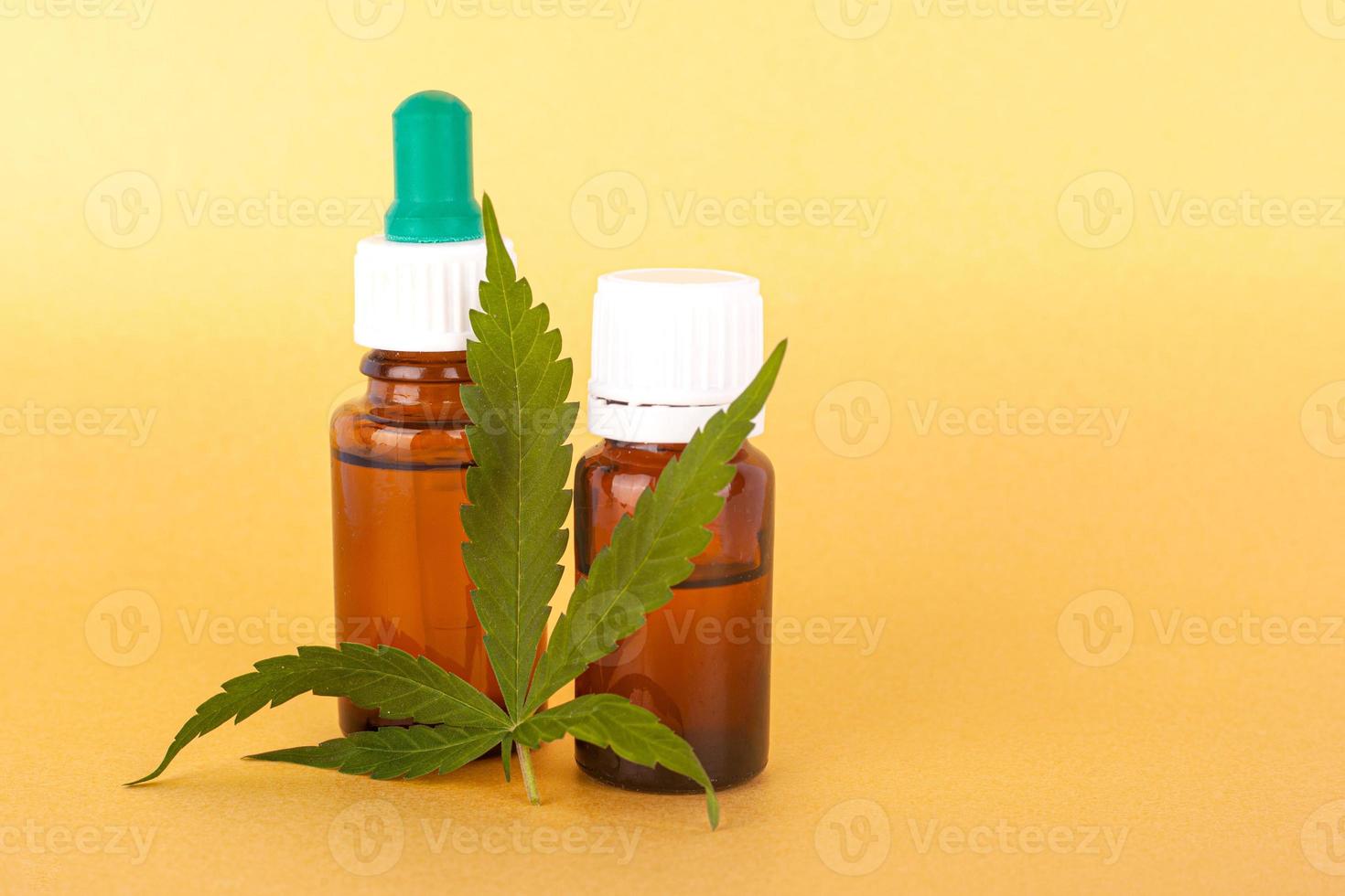 huile de cannabis médical d'extrait de thc et de CBD, élixir aux herbes photo