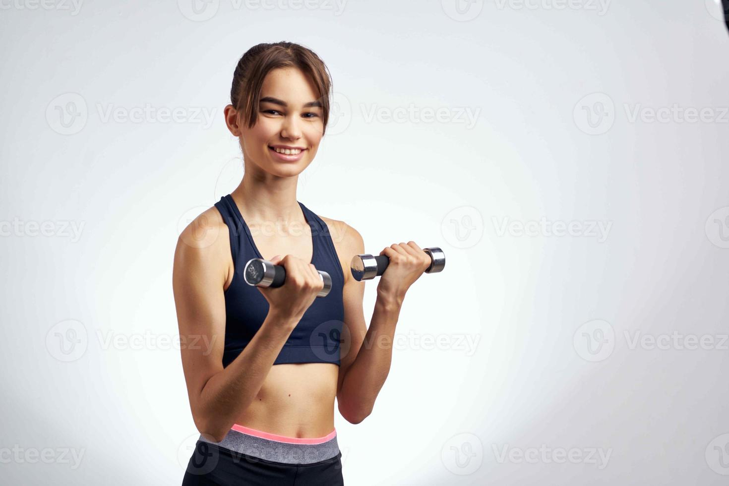 femme exercice avec haltères force exercice aptitude circulation lumière photo