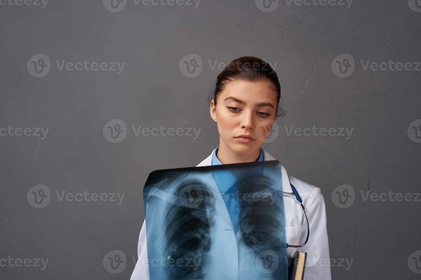 femelle médecin blanc manteau médicament examen foncé Contexte photo