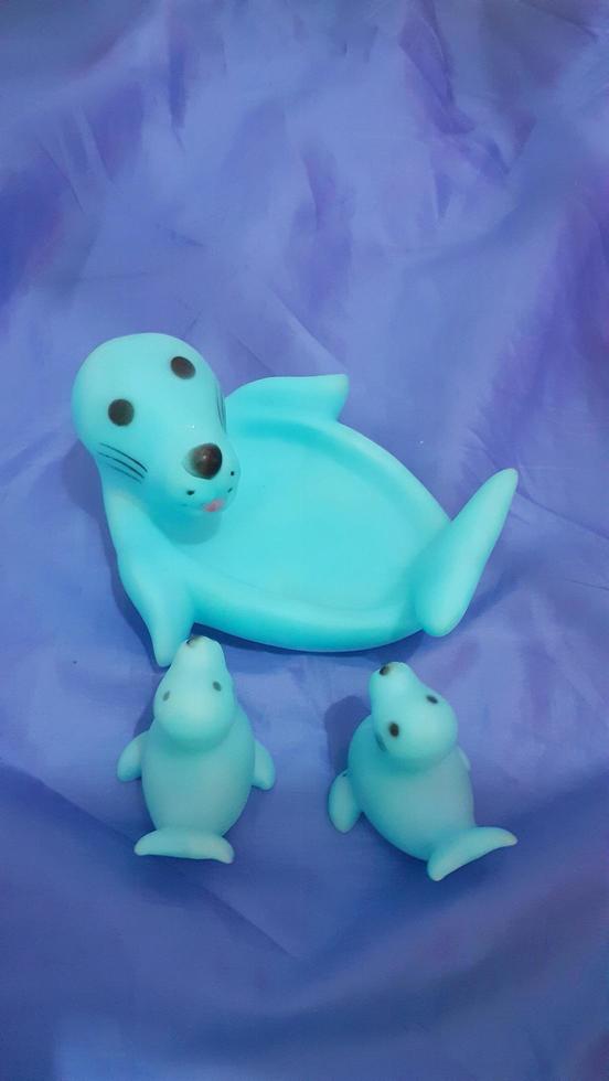 une enfant jouet fabriqué de bleu caoutchouc dans le forme de une mer lion. photo