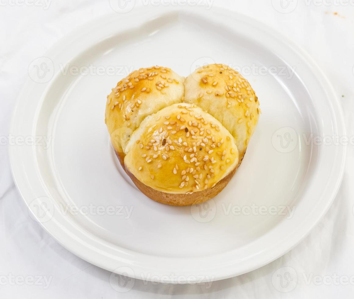 doux sans pétrir cœur en forme de de beurre dîner Rouleaux avec sésame graines. photo