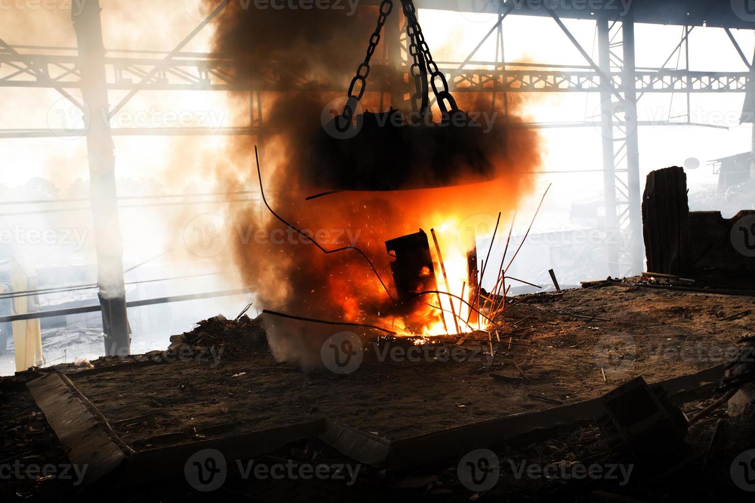 ferraille acier fond vers le bas dans un induction fourneau à demra, dacca, Bangladesh. photo