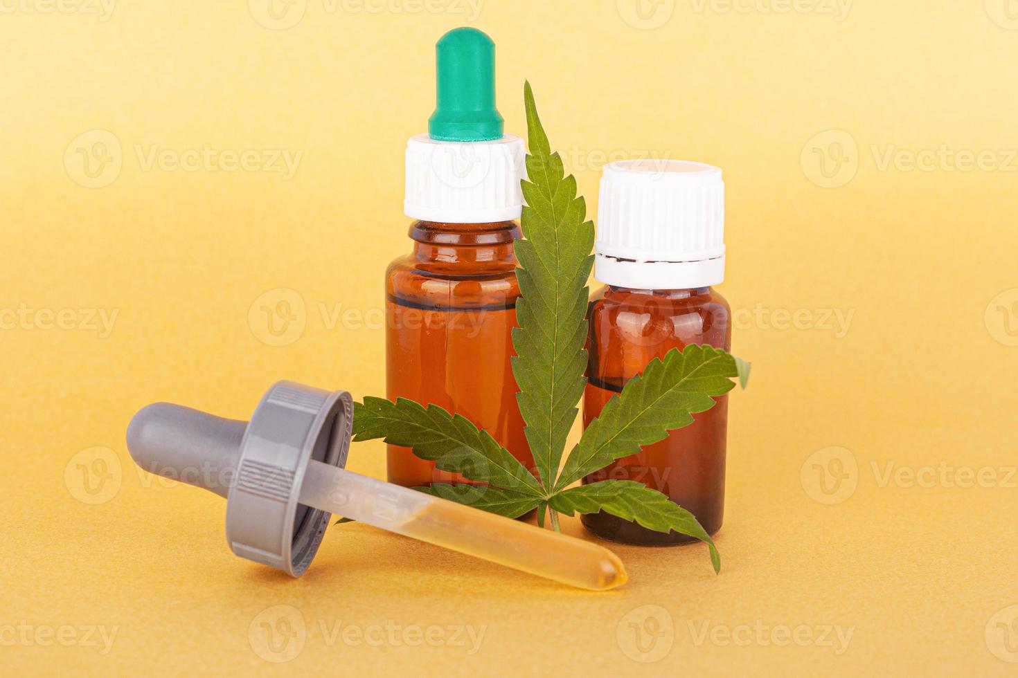 extraire de l'huile de cannabis médical, de l'élixir à base de plantes et un remède naturel contre le stress et les maladies photo