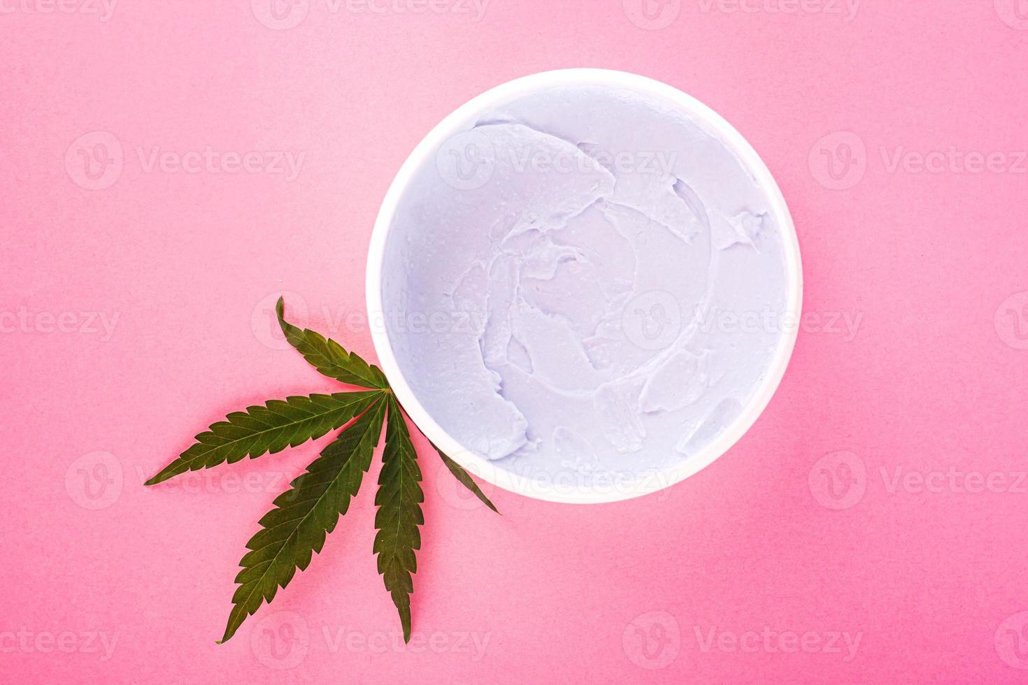 crème corporelle hydratante et tonifiante à partir d'une plante de marijuana biologique naturelle photo