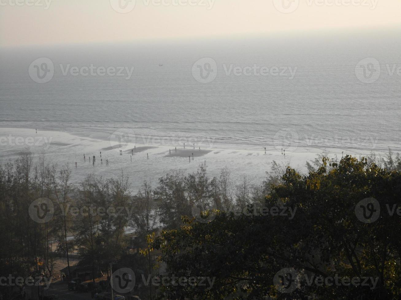 magnifique paysage de le baie de Bengale de Bangladesh, vue de le Haut de une colline photo