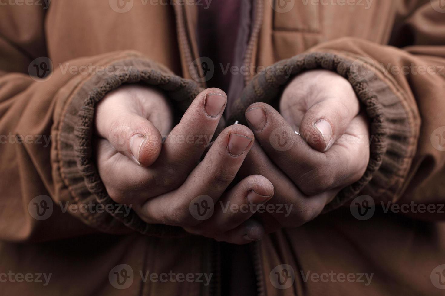 Concept de mendiant, mains tendues d'une personne sans-abri demandant de l'aide photo
