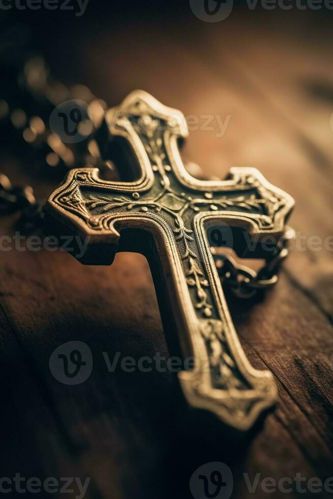 fermer de une argent traverser sur une en bois tableau, peu profond profondeur de champ photo