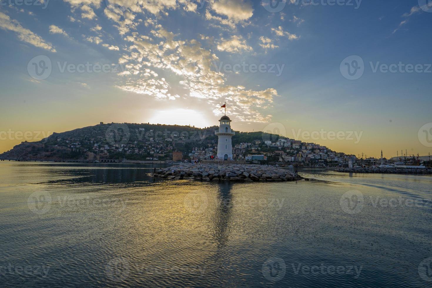 une magnifique phare à le coucher du soleil sur le méditerranéen côte photo