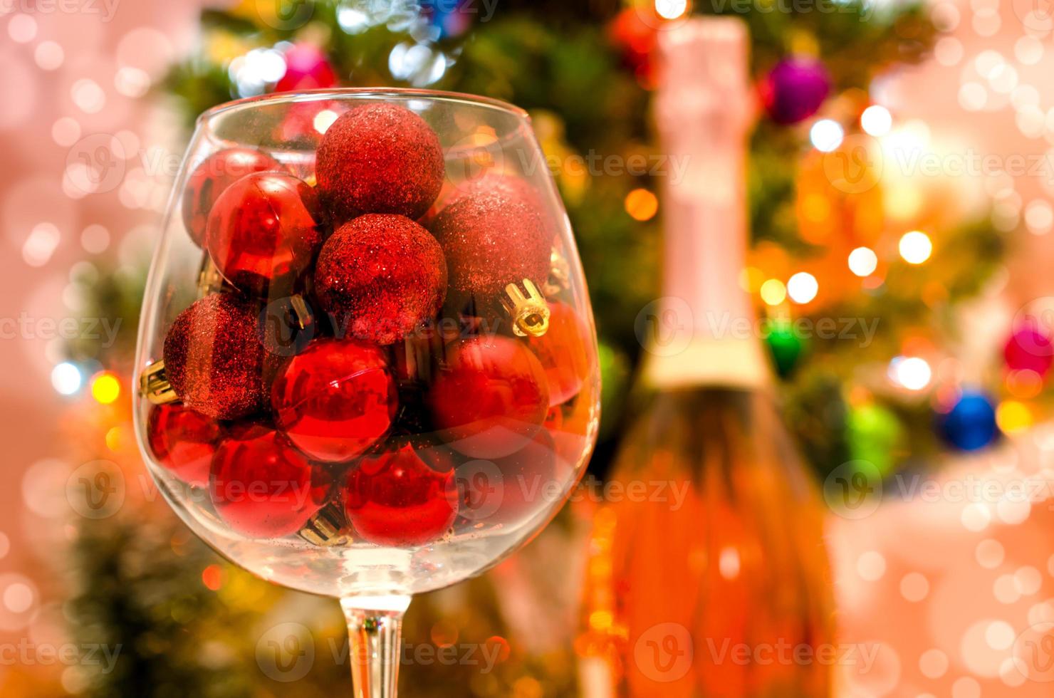 boules rouges dans un verre photo