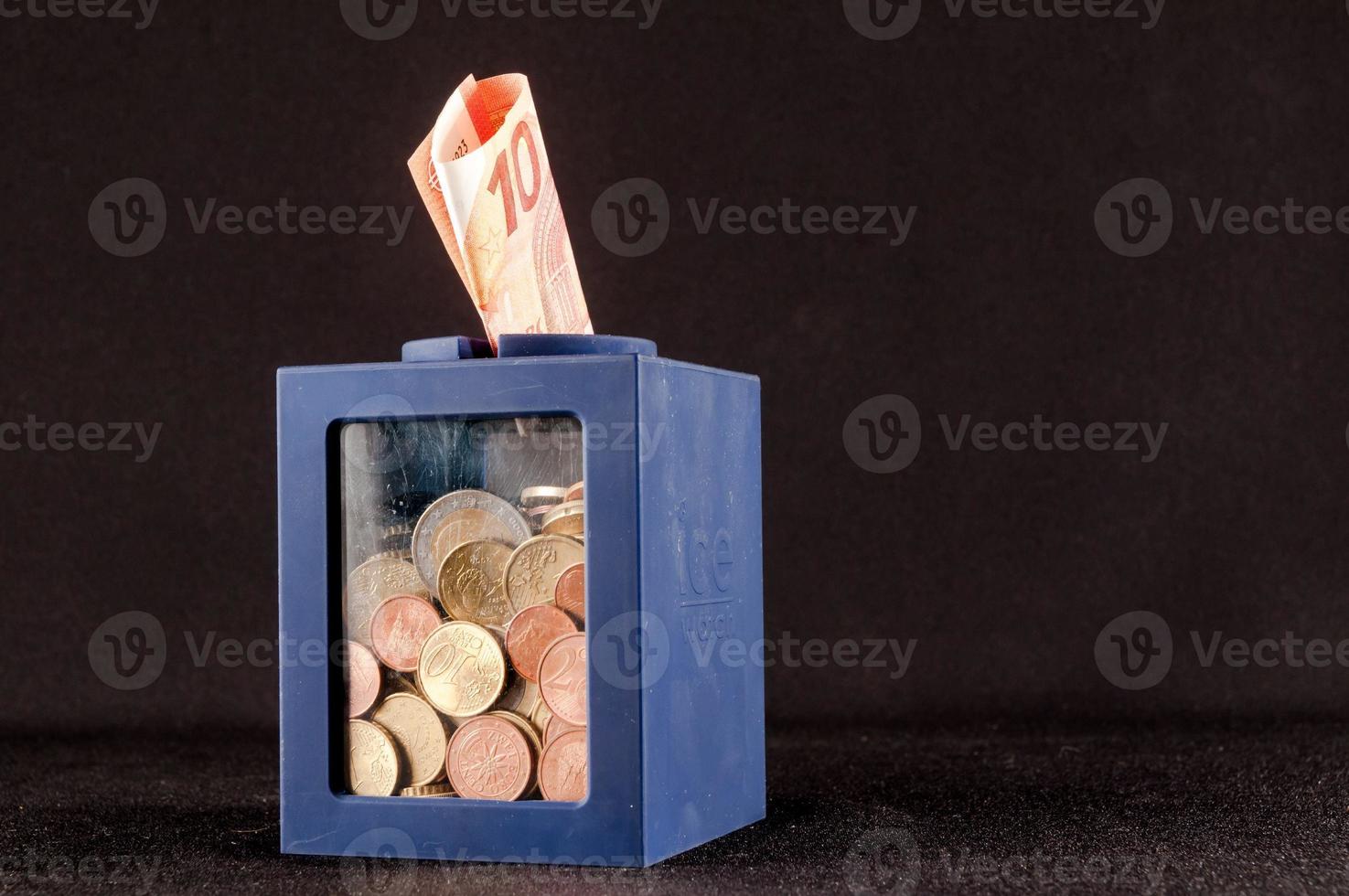 bleu boîte avec pièces de monnaie photo