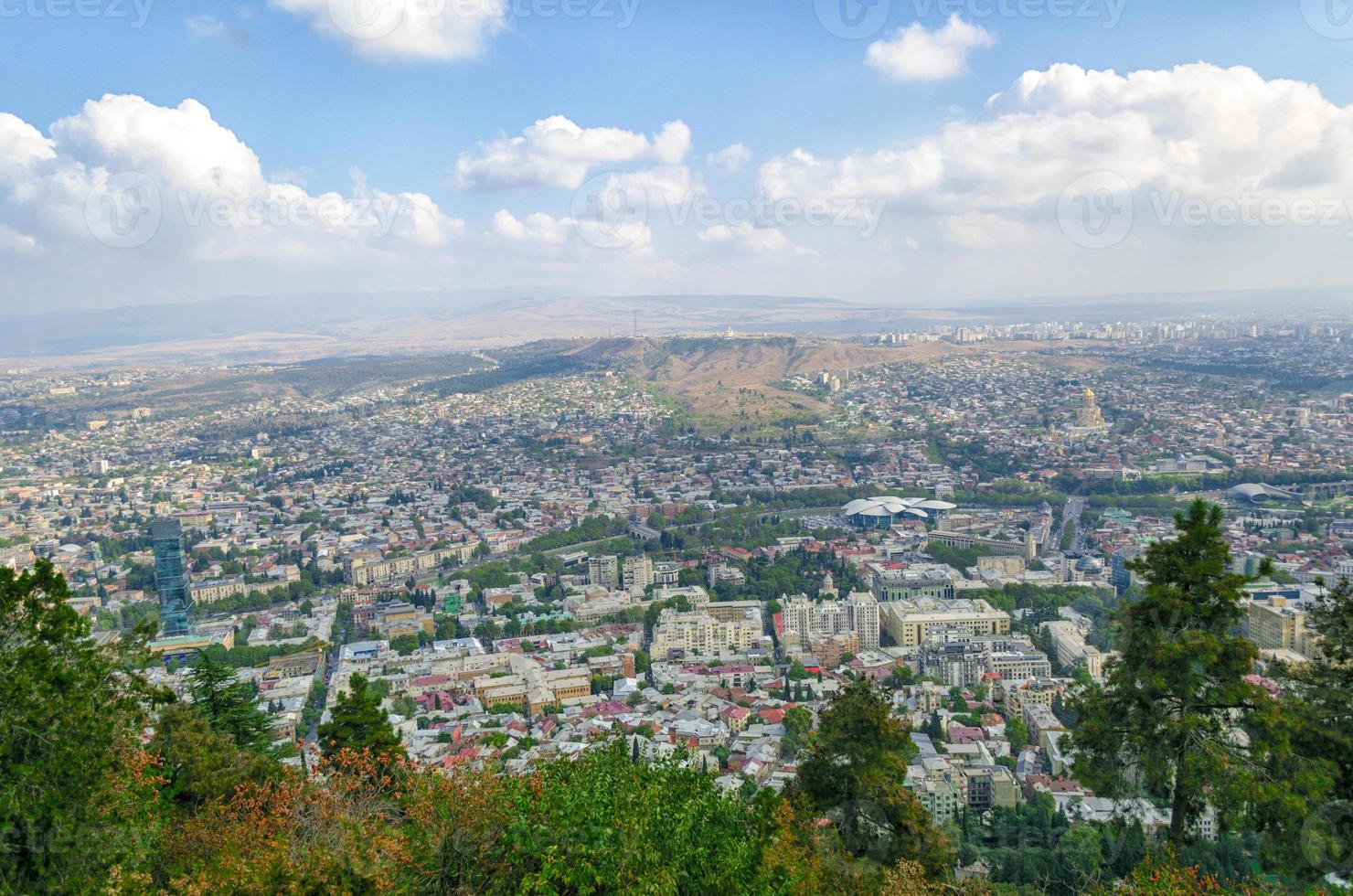 vue de tbilissi depuis une montagne photo