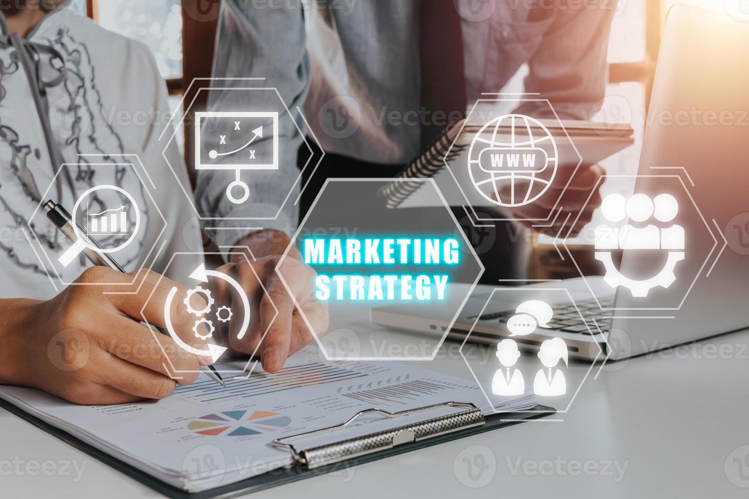 commercialisation stratégie affaires concept, affaires équipe équipage travail avec commercialisation stratégie icône sur virtuel filtrer, analyser marché actions, stratégie. photo