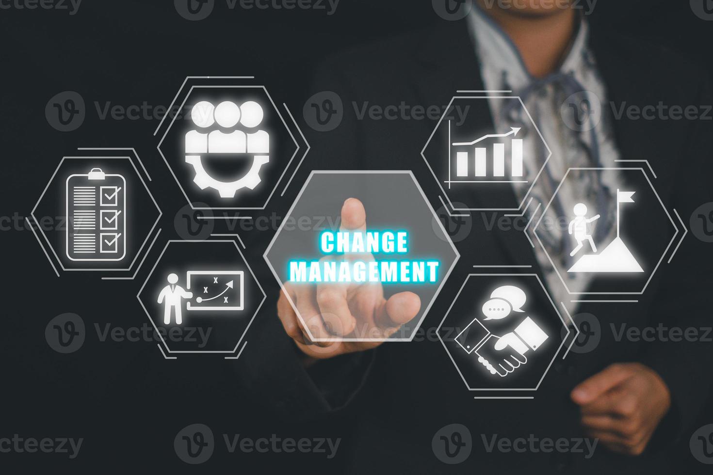 changement la gestion dans organisation et affaires concept, affaires la personne main montrer du doigt changement la gestion icône sur virtuel filtrer, plan, mise en œuvre, communication, équipe, succès. photo