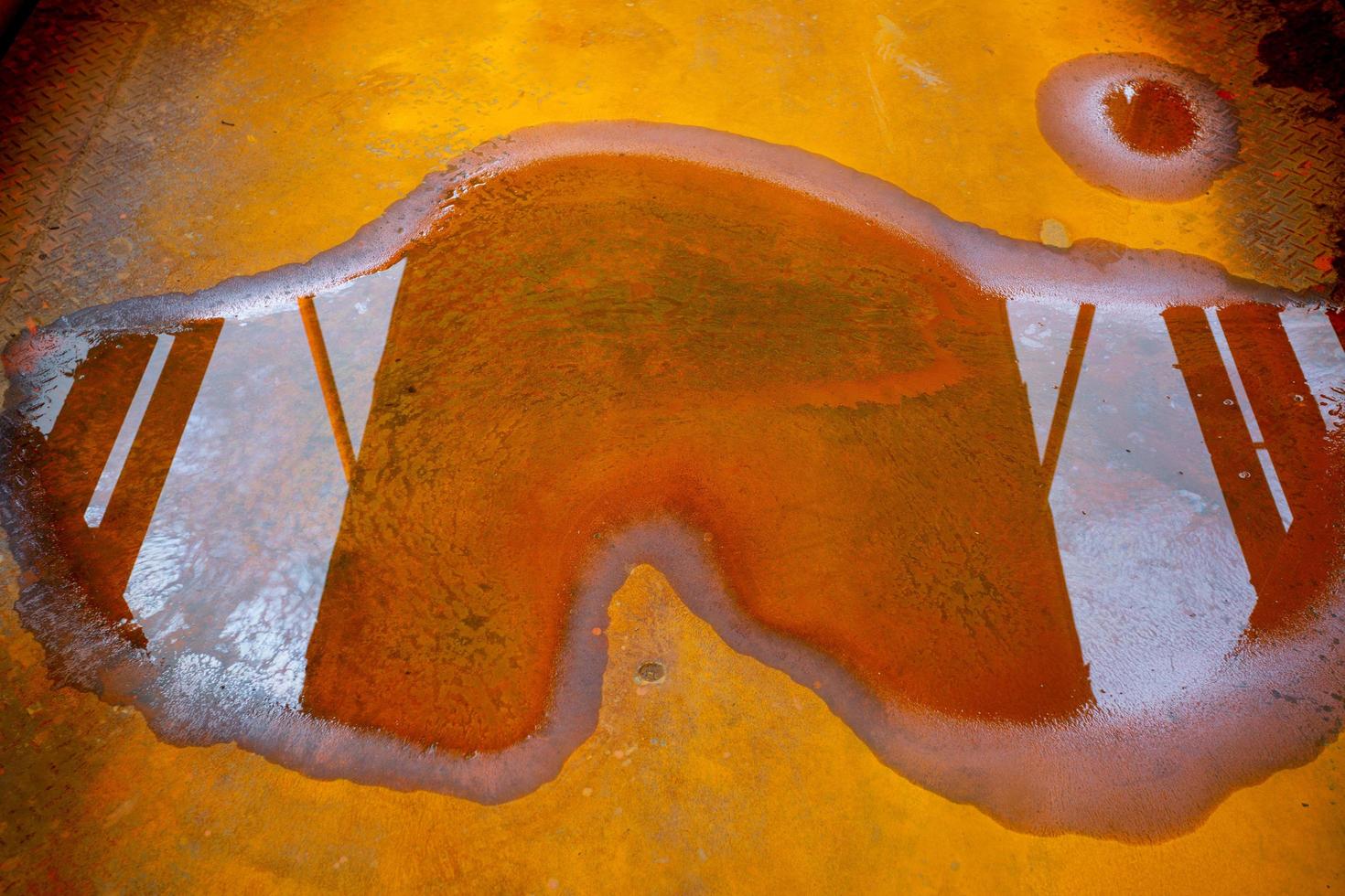 l'eau sur rouillé le fer feuilles. Orange Couleur rouillé métal feuille Contexte. photo