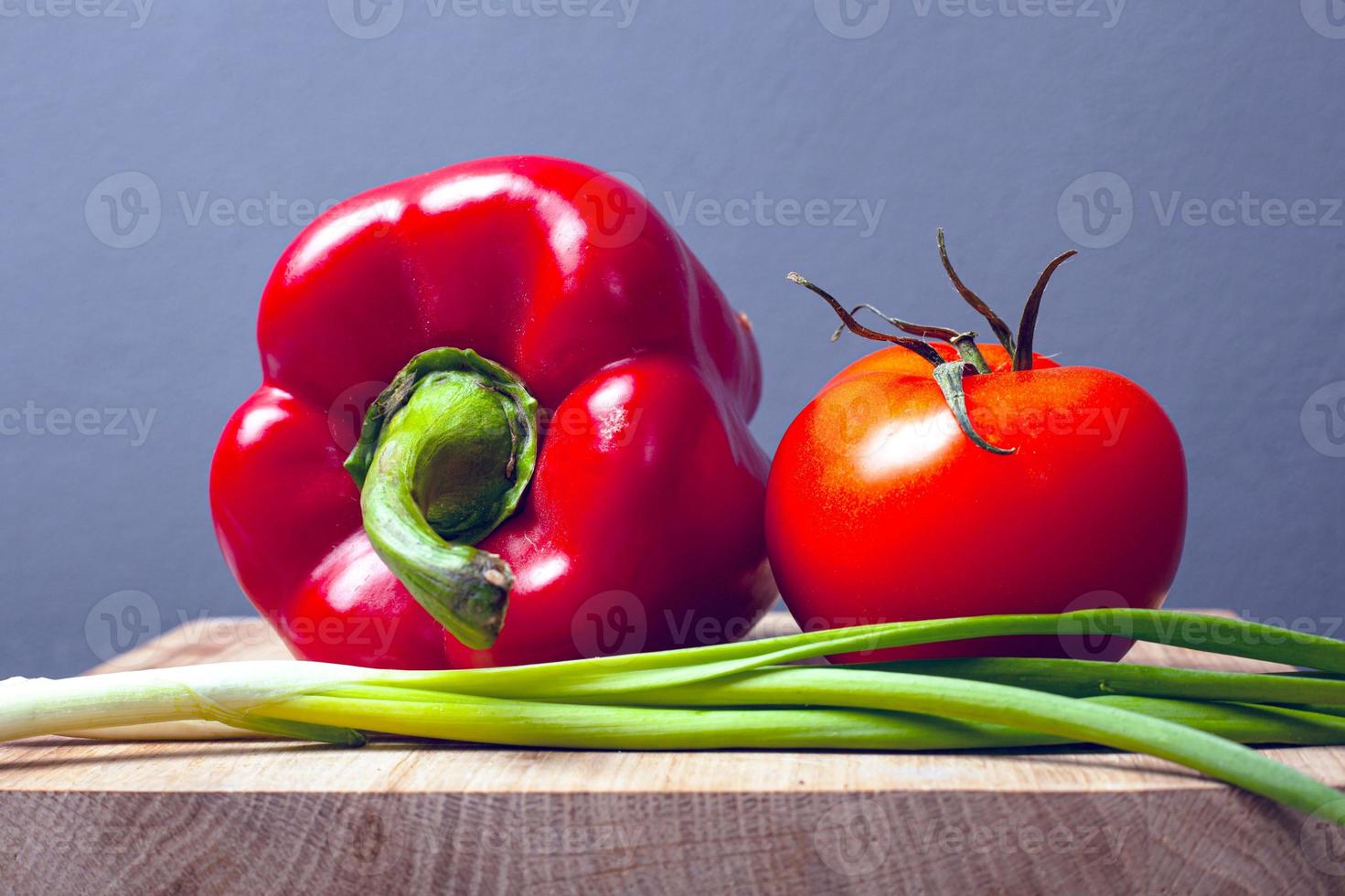 légumes sur une étagère en bois sur fond gris photo