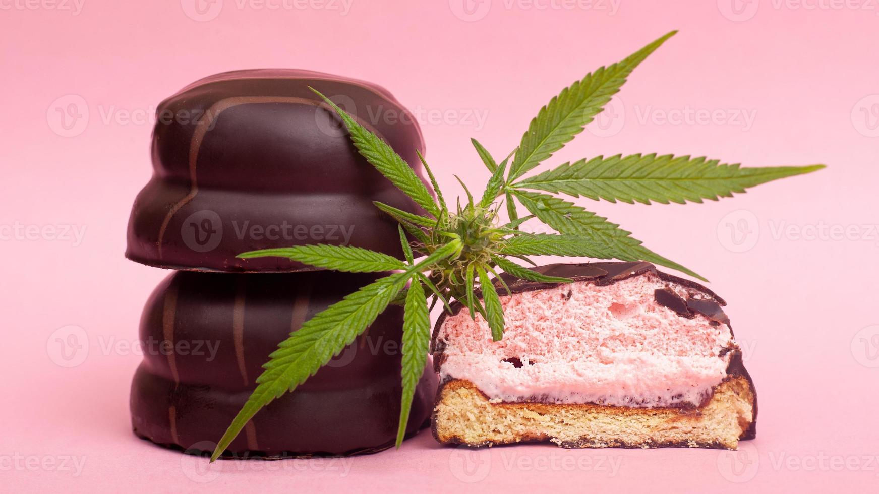 bonbons au chocolat médical avec thc sur fond rose photo