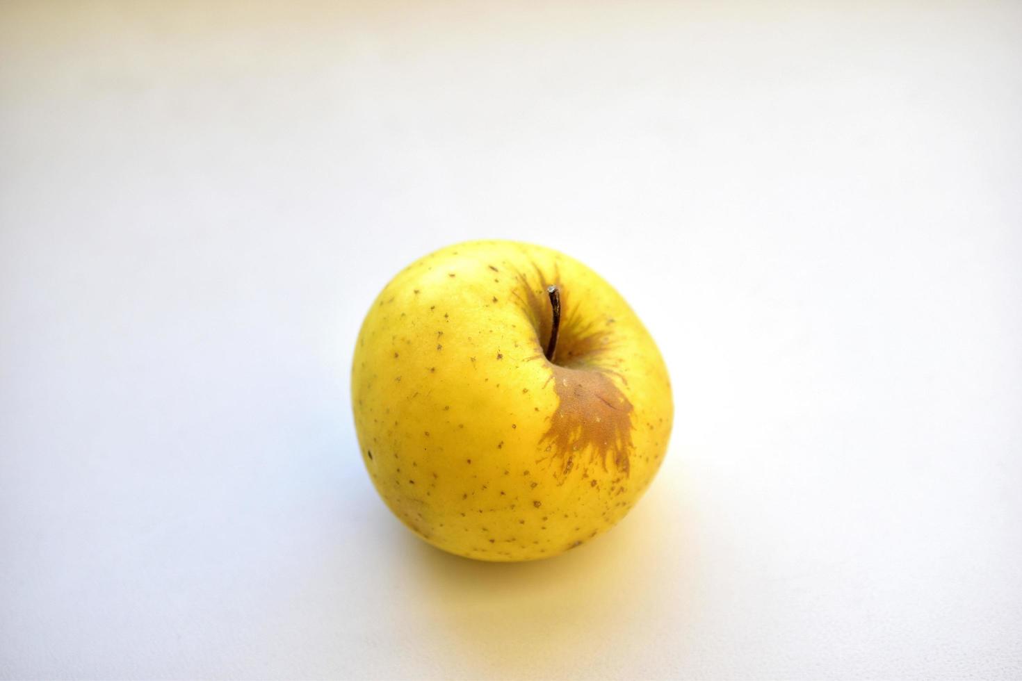 pomme verte jaune sur fond blanc gros plan photo