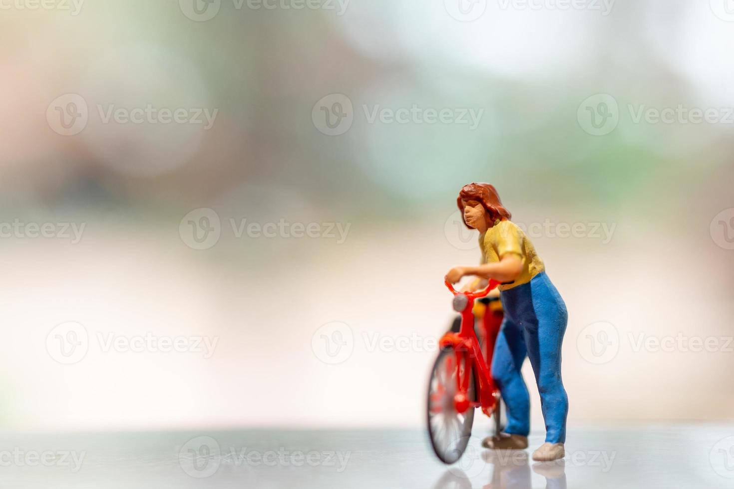 miniature cycliste permanent avec vélo, monde vélo journée concept photo