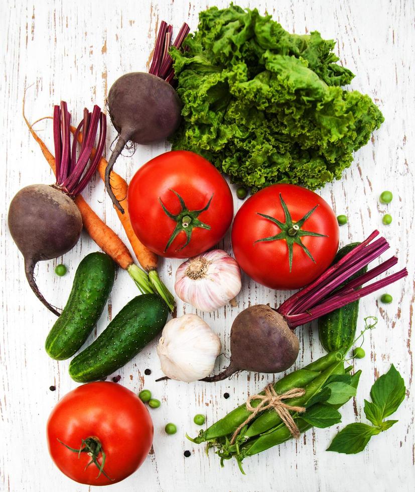 divers légumes sur un vieux fond en bois photo