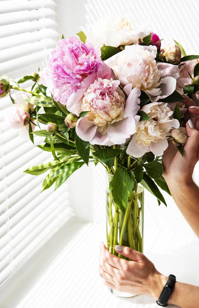 beau bouquet de pivoine rose dans un vase. photo