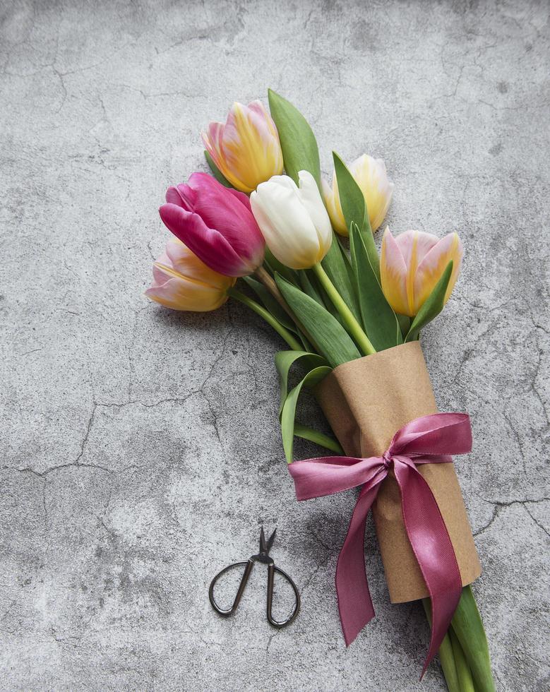 tulipes de printemps sur fond de béton photo