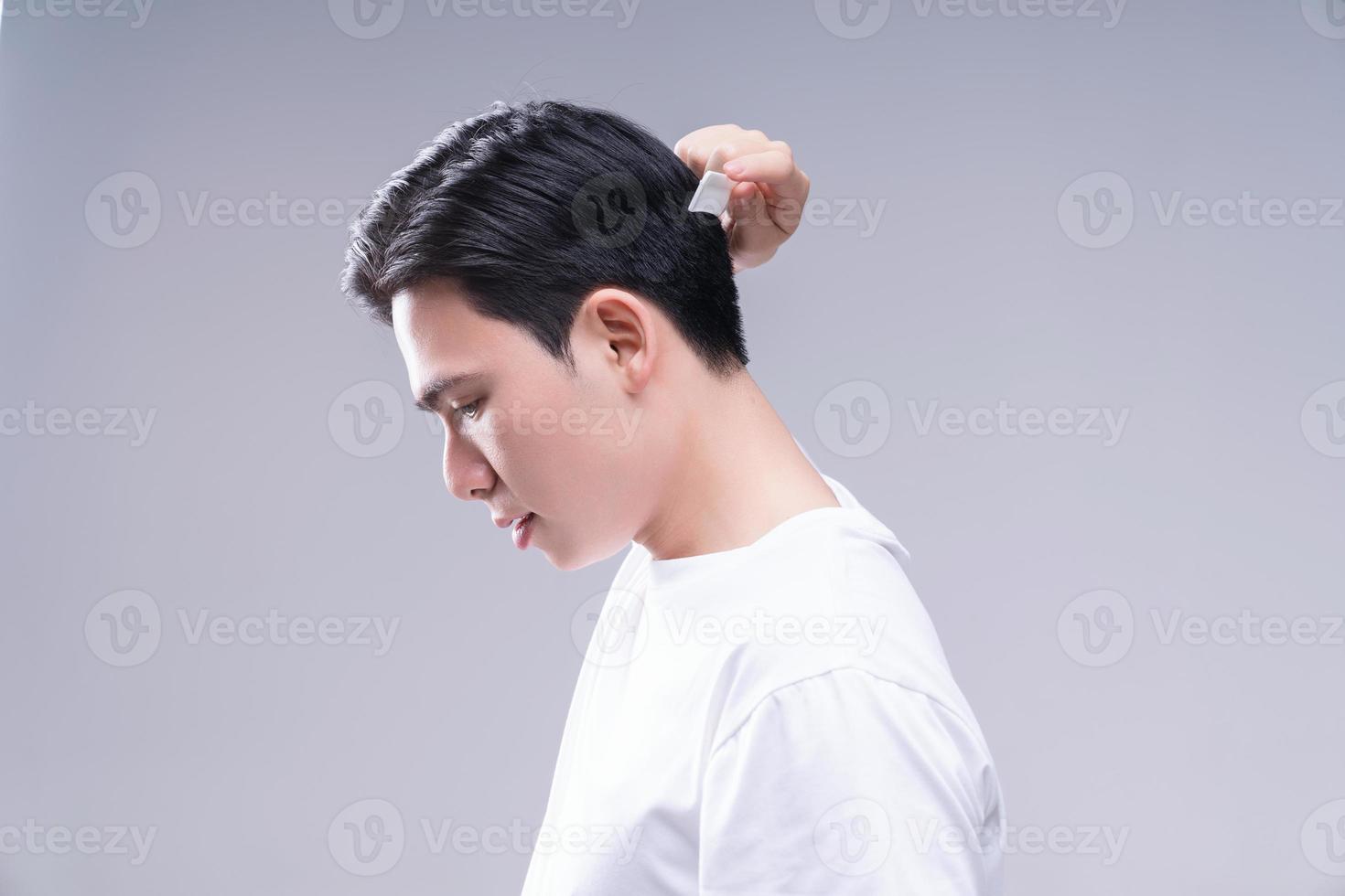 image de Jeune asiatique homme cheveux se soucier sur Contexte photo