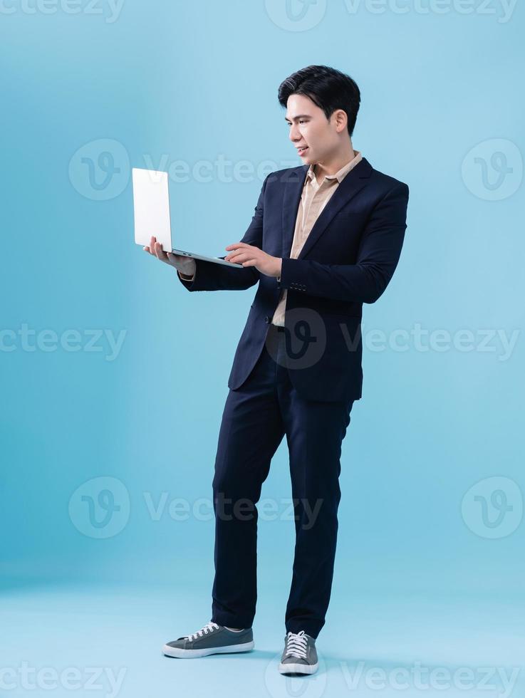 photo de jeune homme d'affaires asiatique sur fond
