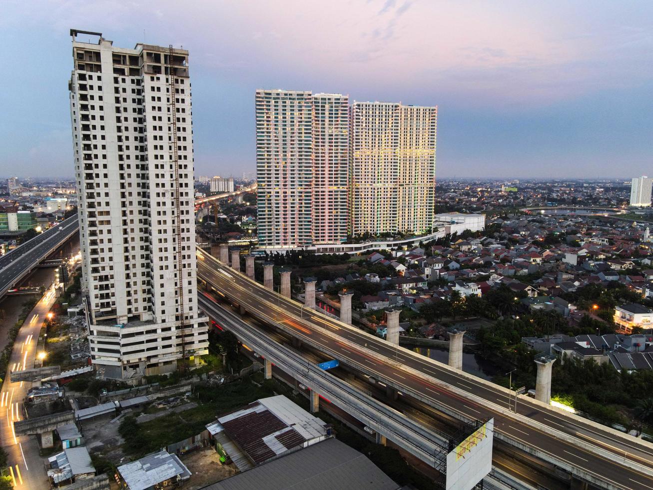 Bekasi, Indonésie 2021- vue aérienne de l'intersection de l'autoroute et des bâtiments de la ville de bekasi photo