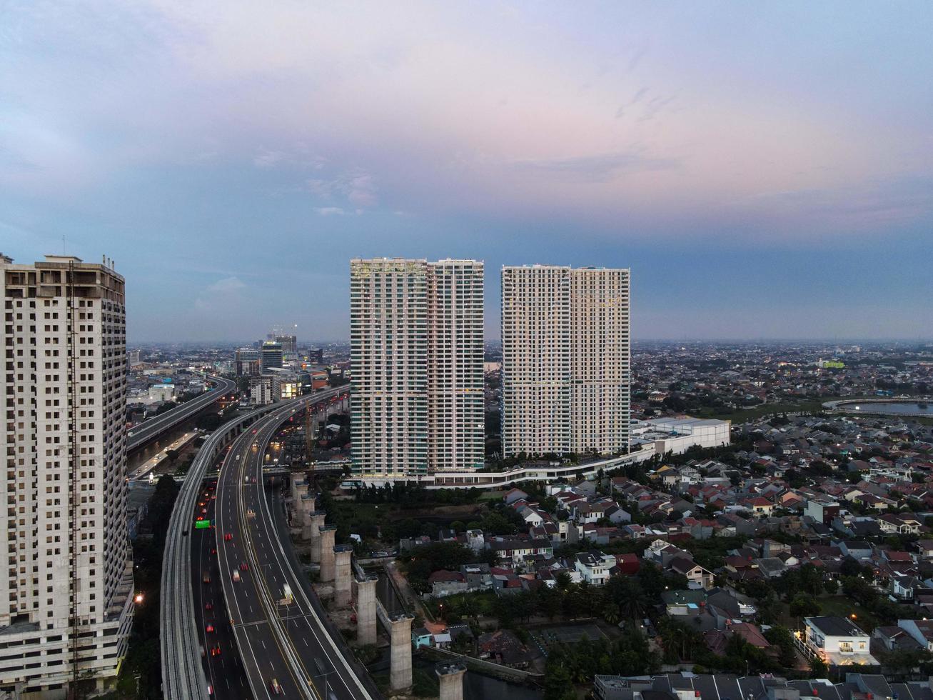 Bekasi, Indonésie 2021- vue aérienne de l'intersection de l'autoroute et des bâtiments de la ville de bekasi photo