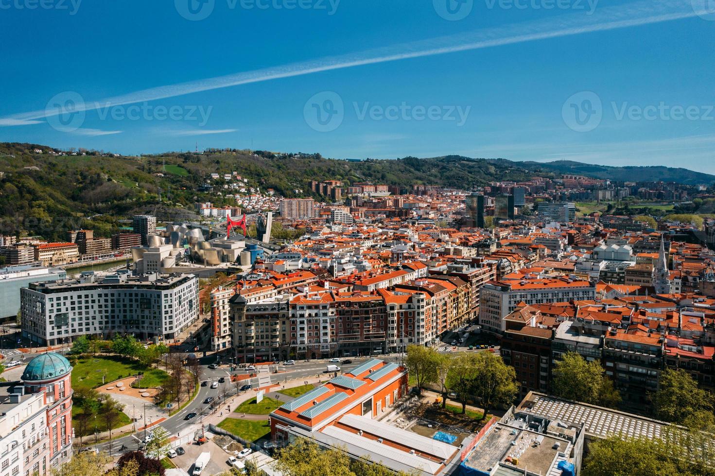 aérien vue de bilbao, le le plus grand ville dans le basque pays dans nord Espagne avec Majeur Repères visible photo