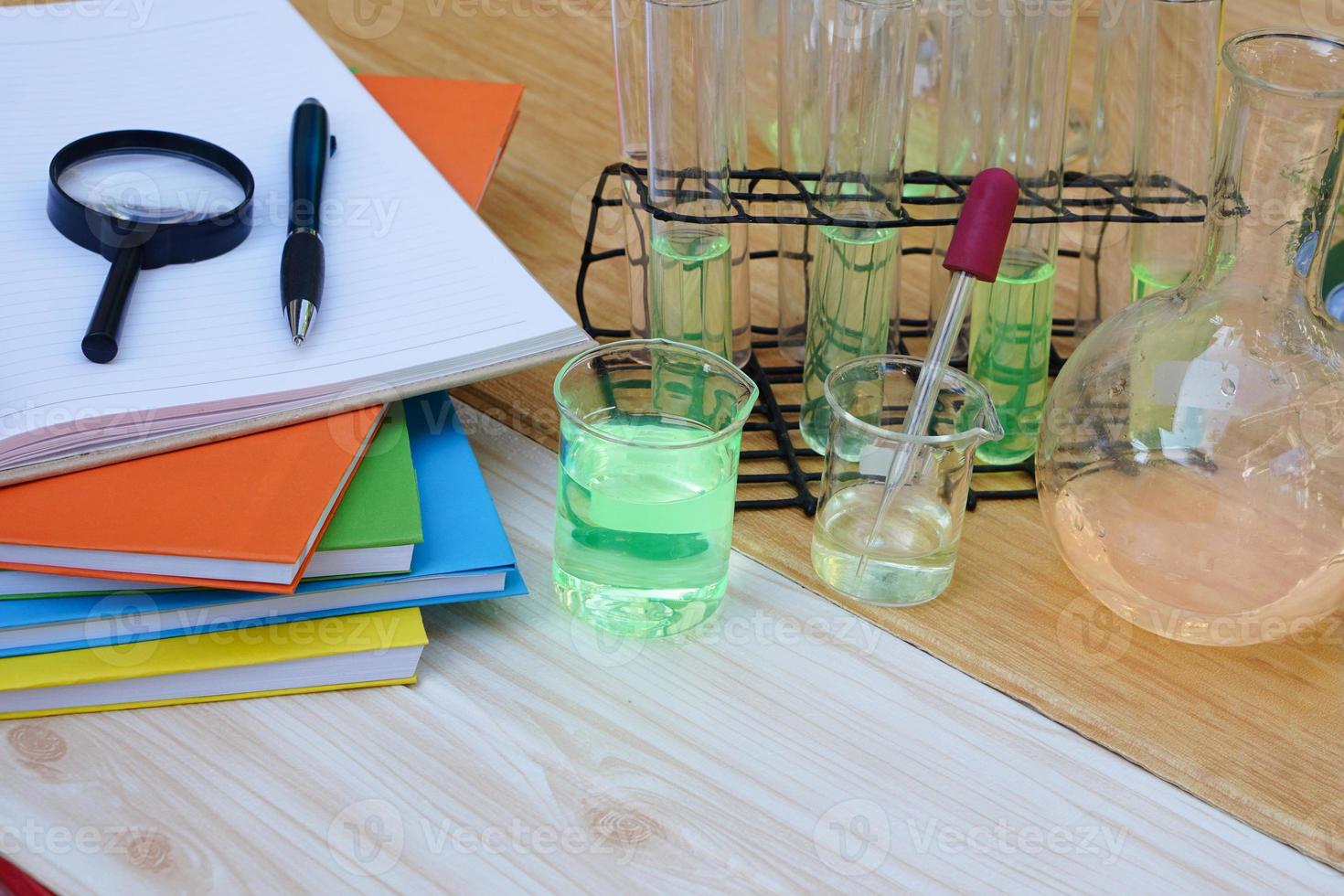 science outil kits pour enseignement. grossissant verre, tester tuyaux, stylo et papier carnet. éducatif équipement. enseignement matériaux. photo