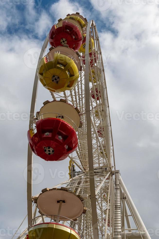 ferris roue sur une champ de foire avec une vue de au dessous de photo