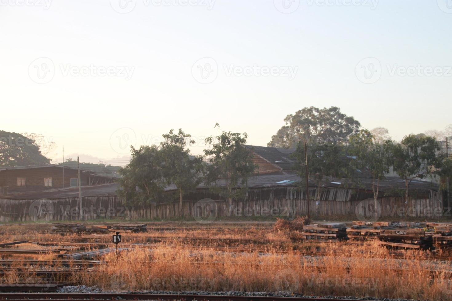 ferme avec Soleil rayon fenêtre vue de train sur courbe photo