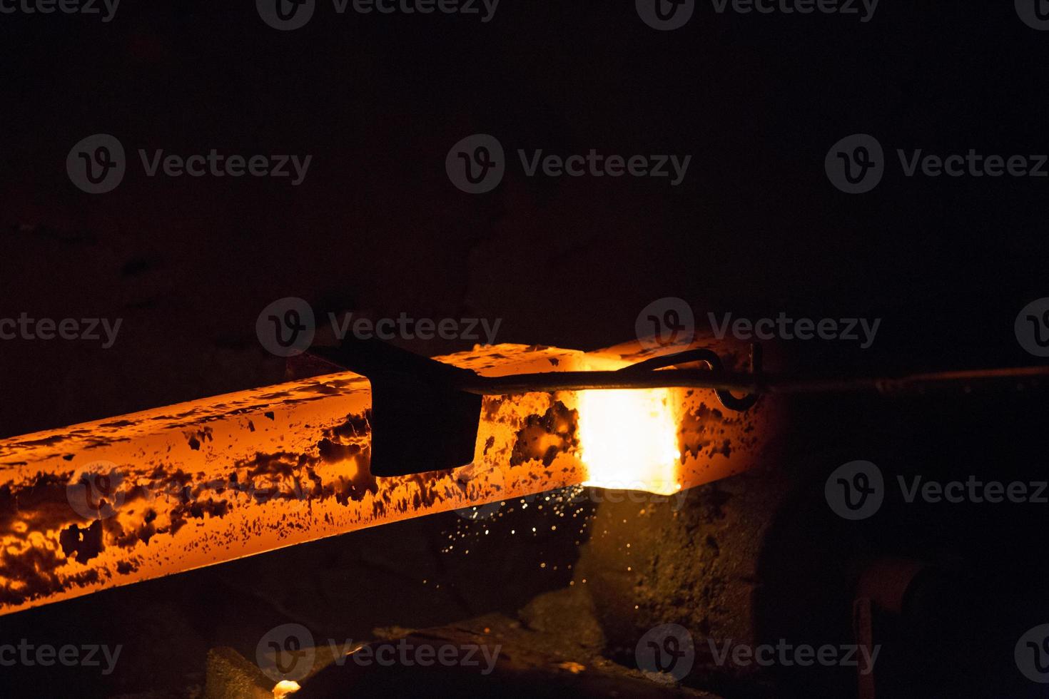 gaz Coupe de le chaud métal dans acier plante à demra, dacca, bangladesh photo