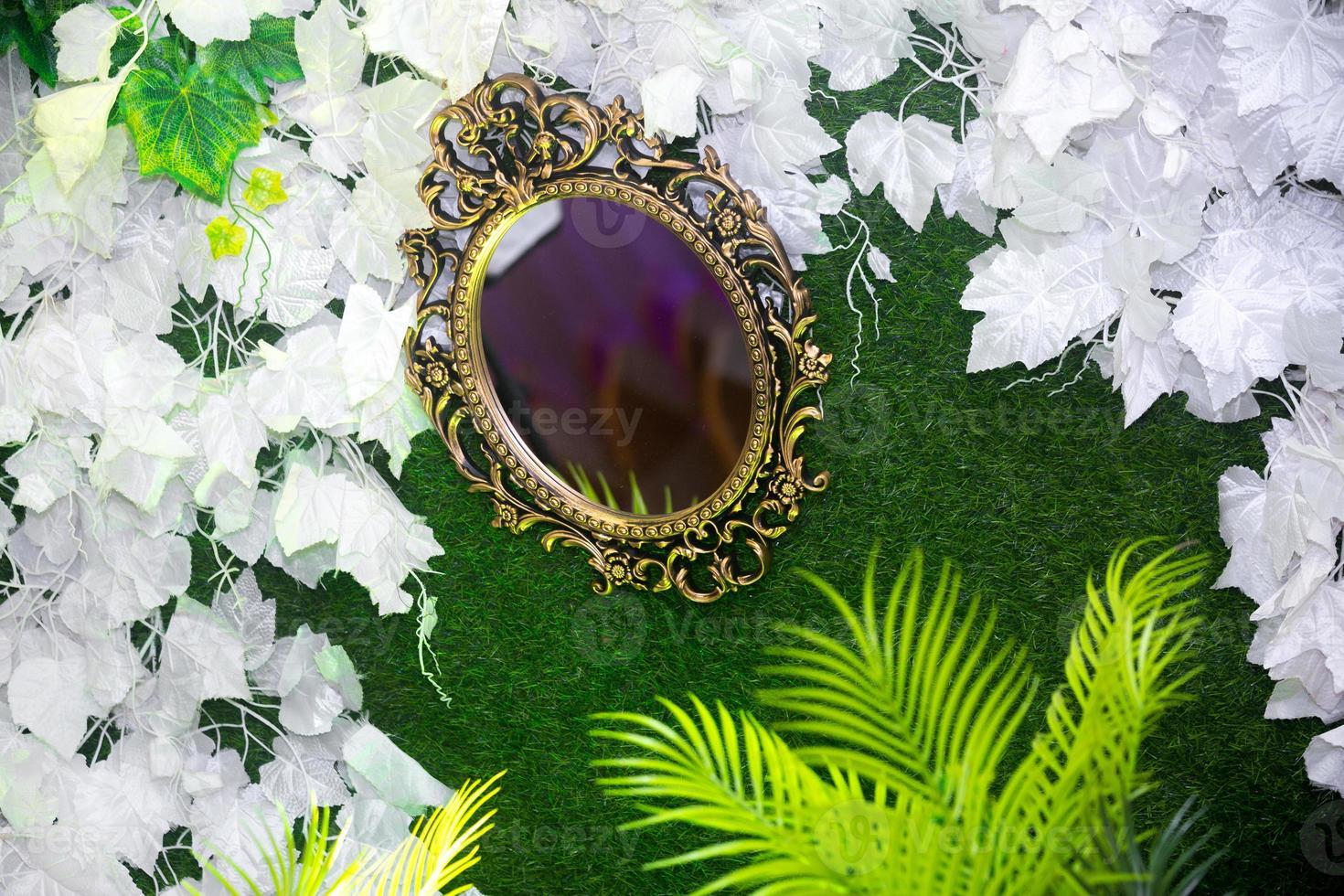 vert artificiel herbe basé mariage étape avec fabriqués à la main de forme ovale vanité mur miroir décoration Contexte. Plastique artificiel fleur. mariage décoration. photo