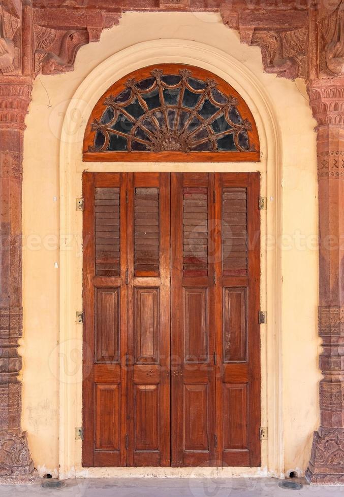 porte en bois antique rustique antique. élément architectural. photo