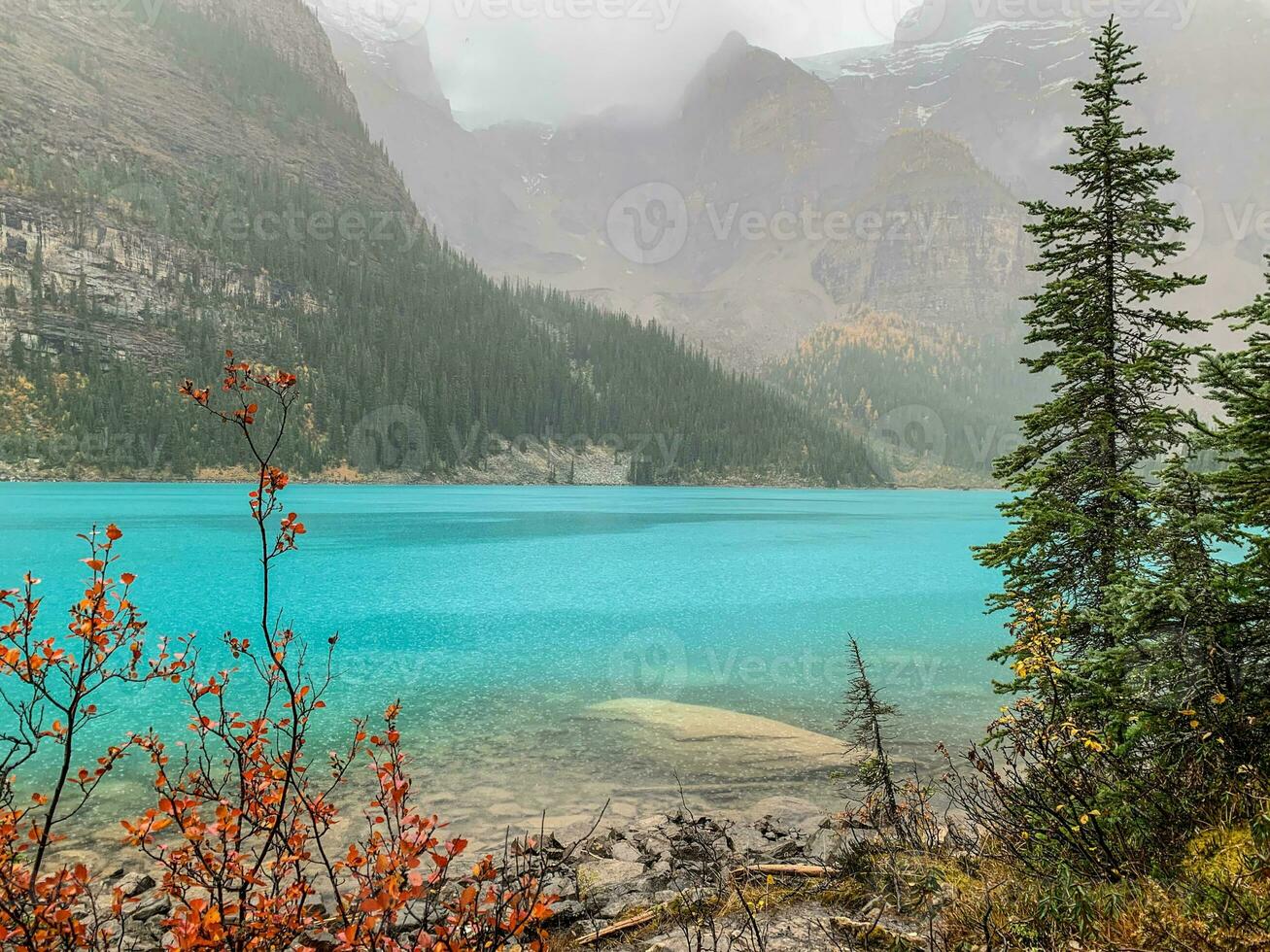 il pleut à moraine Lac dans le montagnes photo