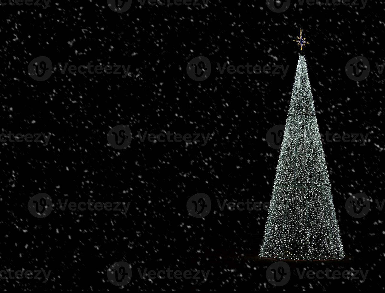 embrasé neige et Noël arbre décoration sur noir Contexte photo