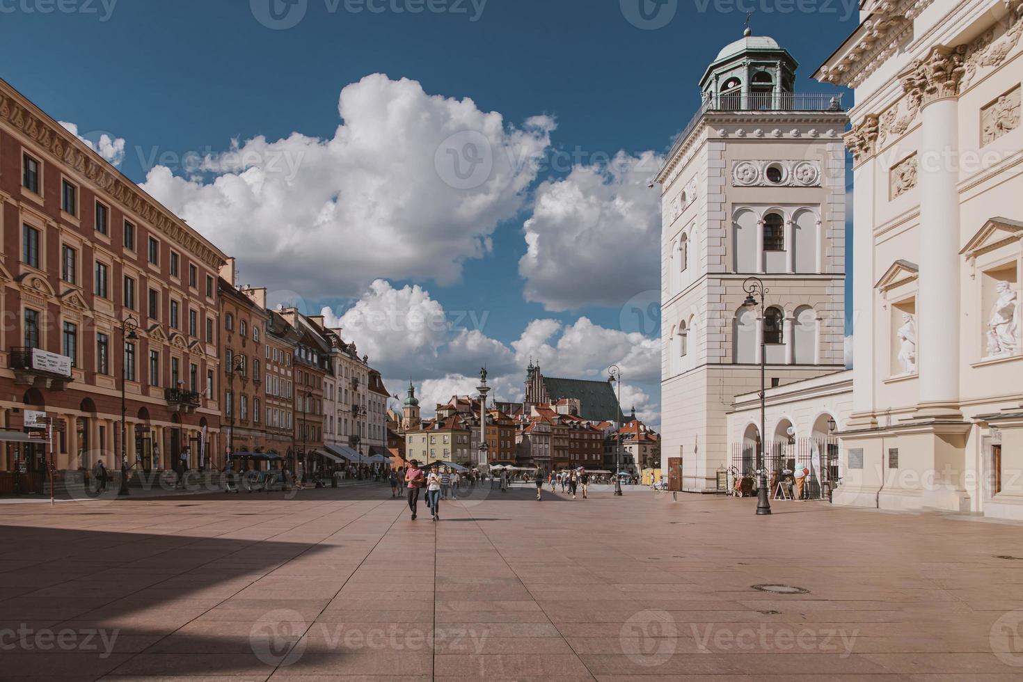 paysage de le carré de le vieux ville de Varsovie dans Pologne avec le Royal Château et immeuble Maisons photo