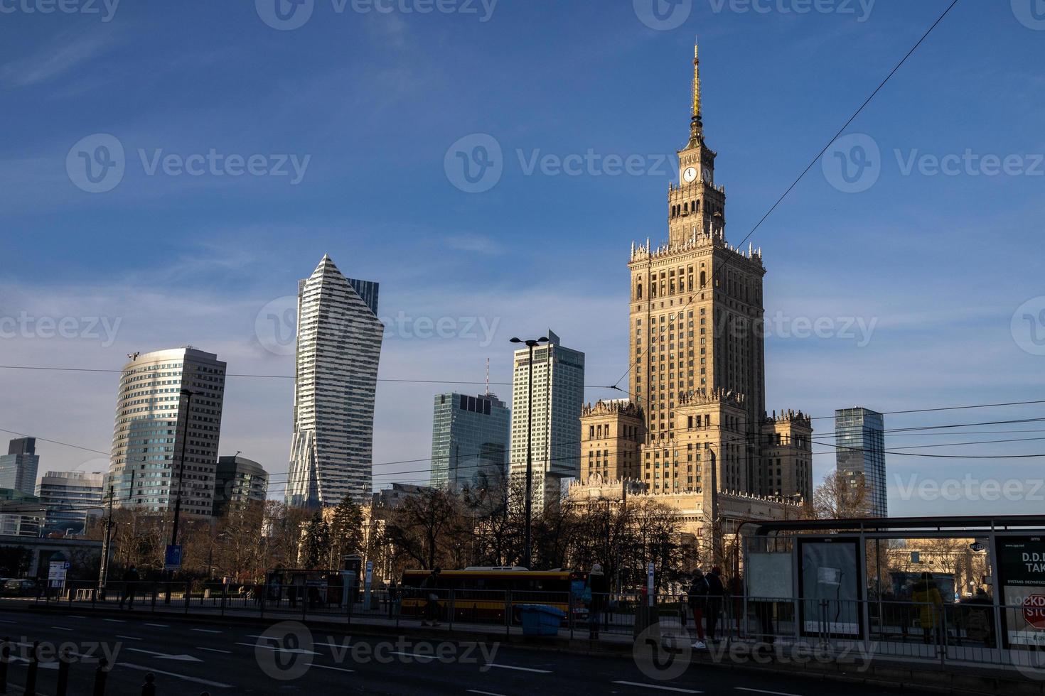 vue de le centre de Varsovie Pologne sur une ensoleillé journée avec le palais de culture et science et grattes ciels photo