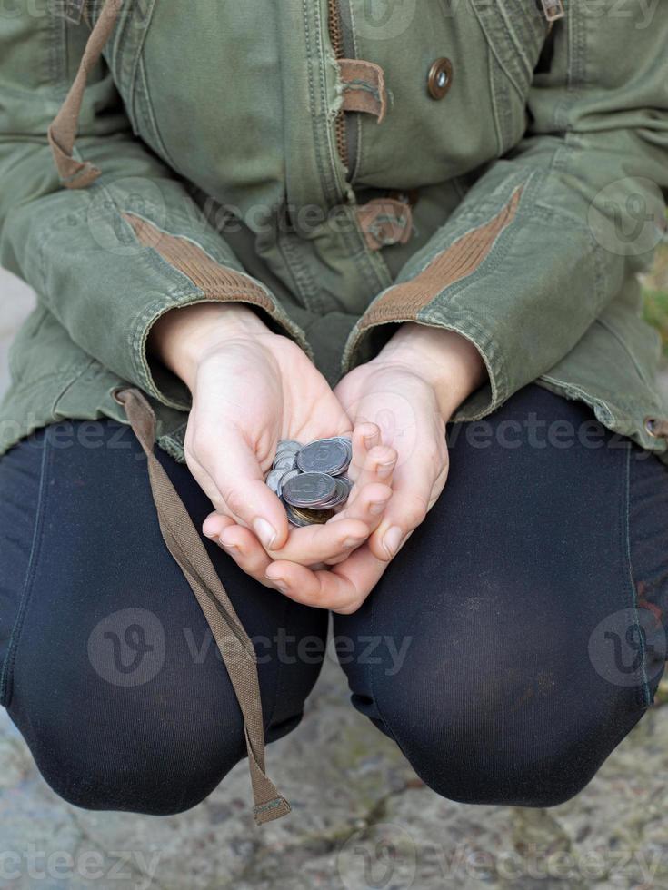 un sans-abri demande de l'argent pour se nourrir photo