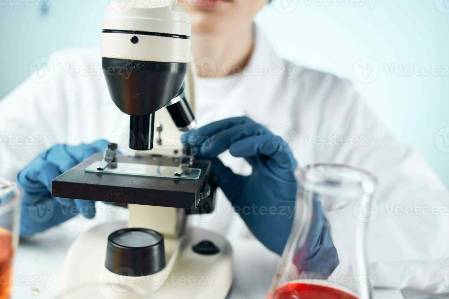 femme laboratoire assistant microscope Diagnostique recherche microbiologie photo