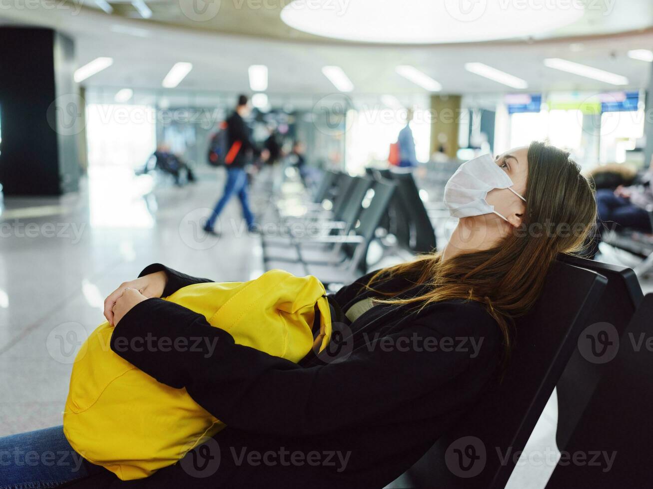 fatigué femme aéroport attendre passager photo