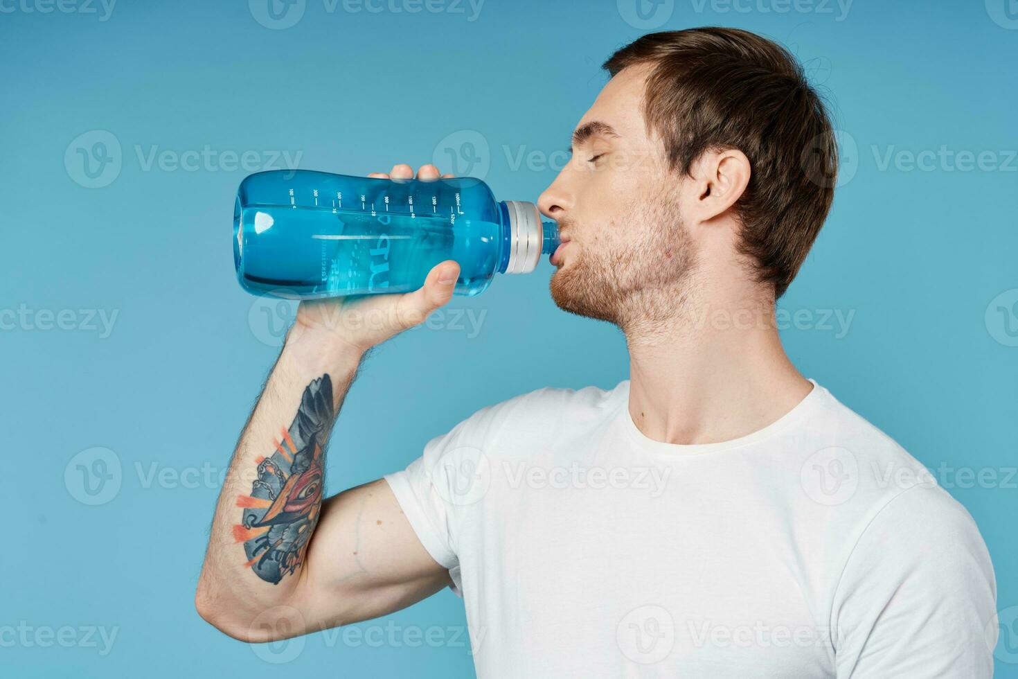 homme en buvant l'eau de bleu bouteille aptitude faire des exercices la soif photo