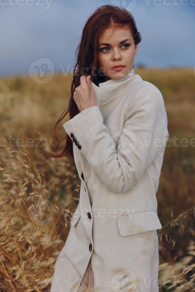 femme manteau en plein air marcher récolte photo